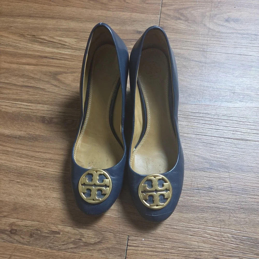 Tory Burch Chelsea Wedge Pumps 6 Leather Gold Logo Medallion Heels Office Siren